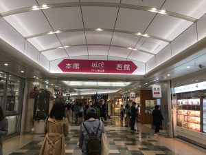 恵比寿駅の通路にある駅ビルのアトレの赤い案内看板。左に本館、右に西館の案内。