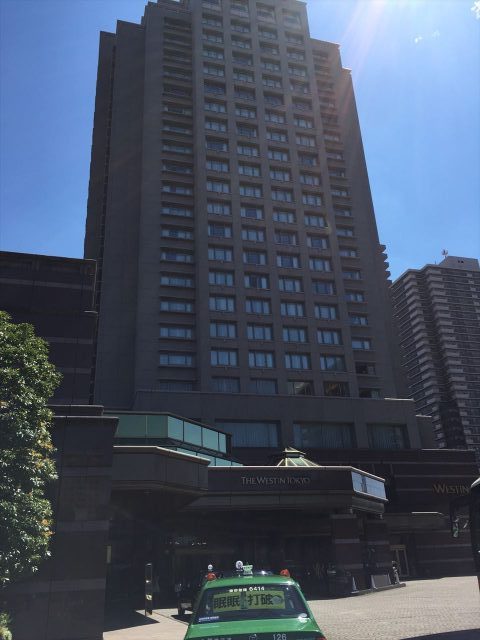 下から仰ぎ見たウェスティンホテル東京
