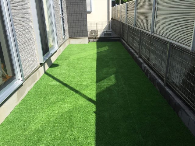 個人宅に敷かれた人工芝