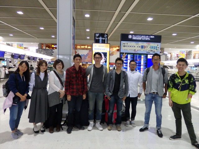 成田空港で左から女性三人、男性六人並んだ記念写真