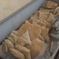 石積みのために並べられたコッツウォルズの砂岩