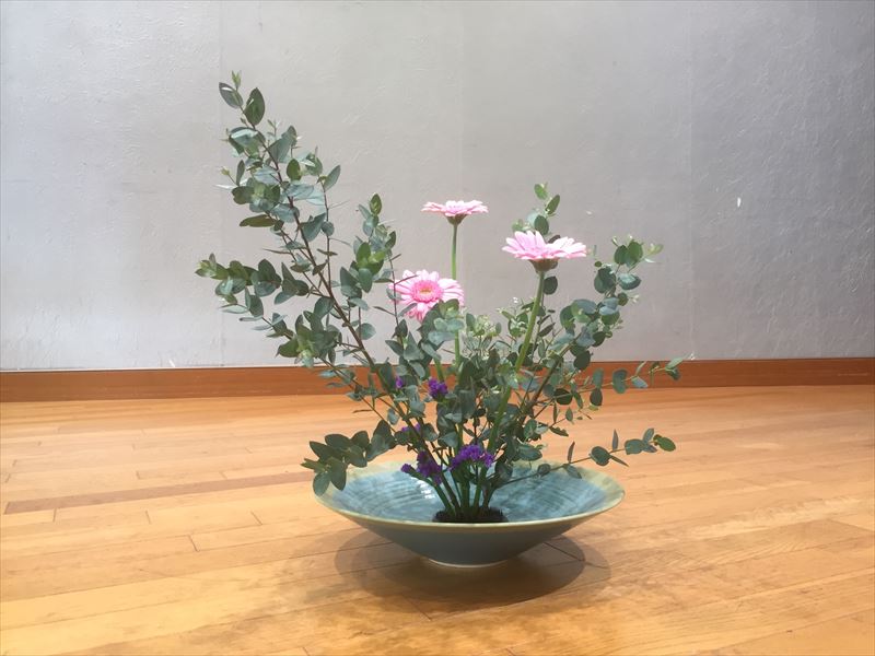 ユーカリとガーベラ、あとはスターチスかと思ったら違う花だった秋の池坊自由花