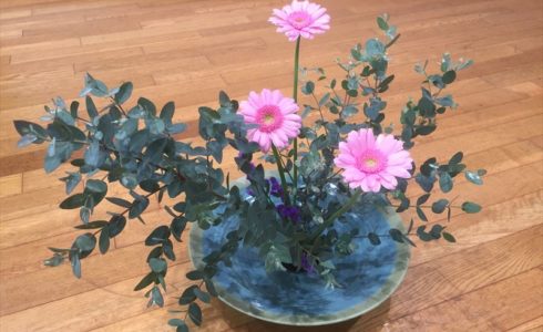 季節の花ガーベラがとても美しい池坊の自由花