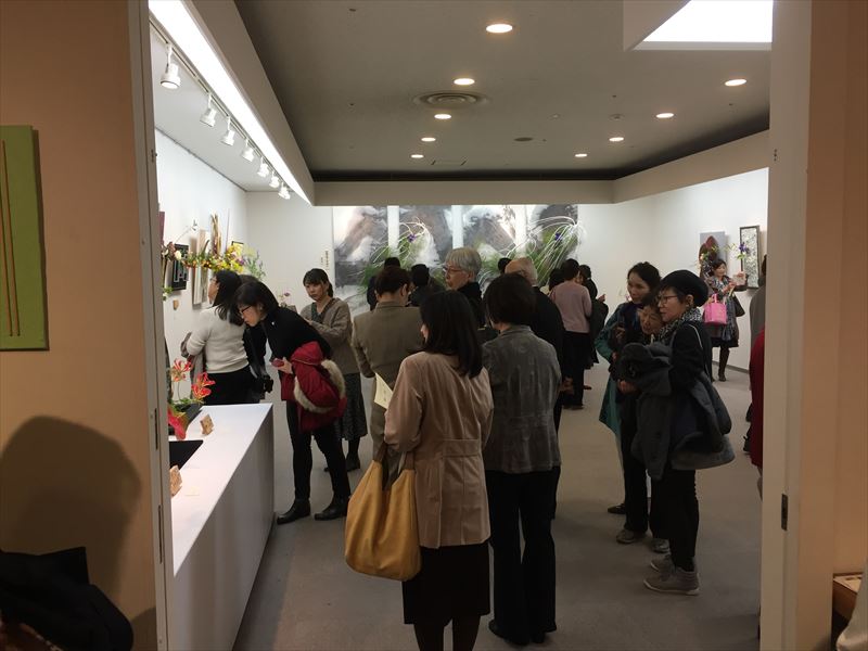 最終日にこみあう銀座の池坊の自由花の展示会
