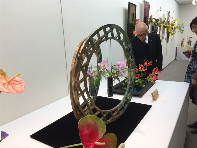 とても自由な発送でデザインされた池坊自由花の作品