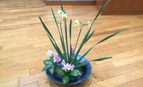 12月の花材の連続白札の池坊自由花