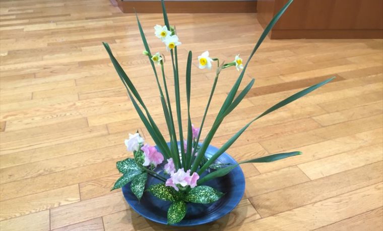 12月の花材の連続白札の池坊自由花