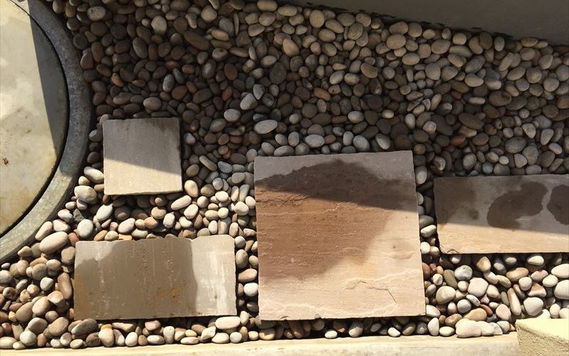 スコティッシュぺブルの丸い砂利と真四角の自然石の平板