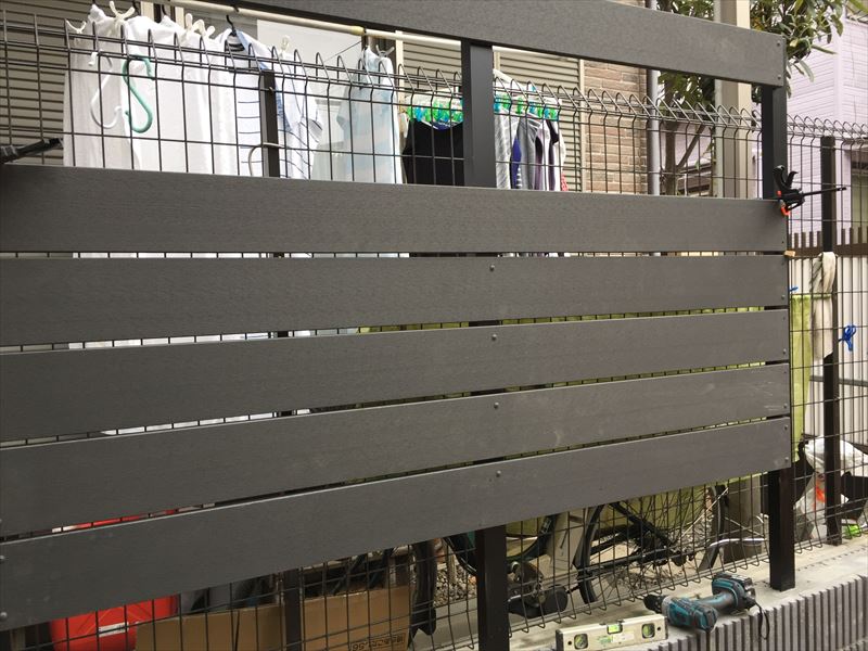 施工途中の高さ1m50cmのアルミ支柱と樹脂の人工木