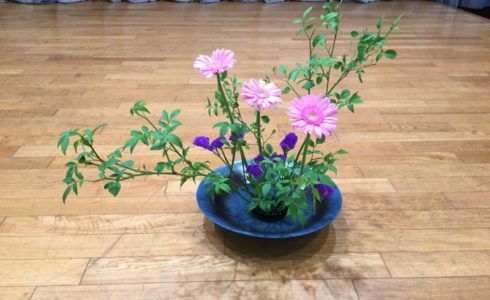 生け花の根源である池坊の東京支部研究会でいけた季節の花のガーベラとスターチス