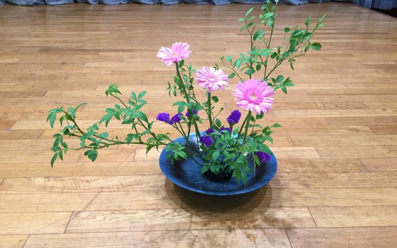 生け花の根源である池坊の東京支部研究会でいけた季節の花のガーベラとスターチス