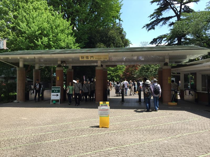 新宿駅から真っ直ぐ歩いて一番大きな新宿御苑の入り口の新宿門