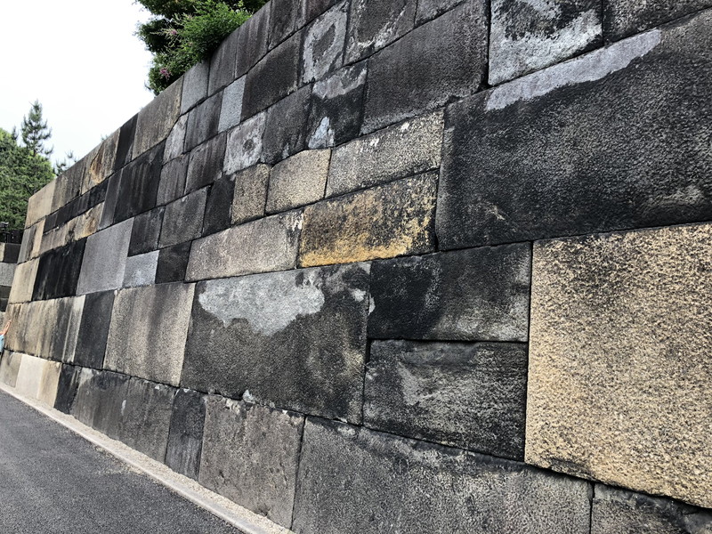 皇居内の巨大な石垣