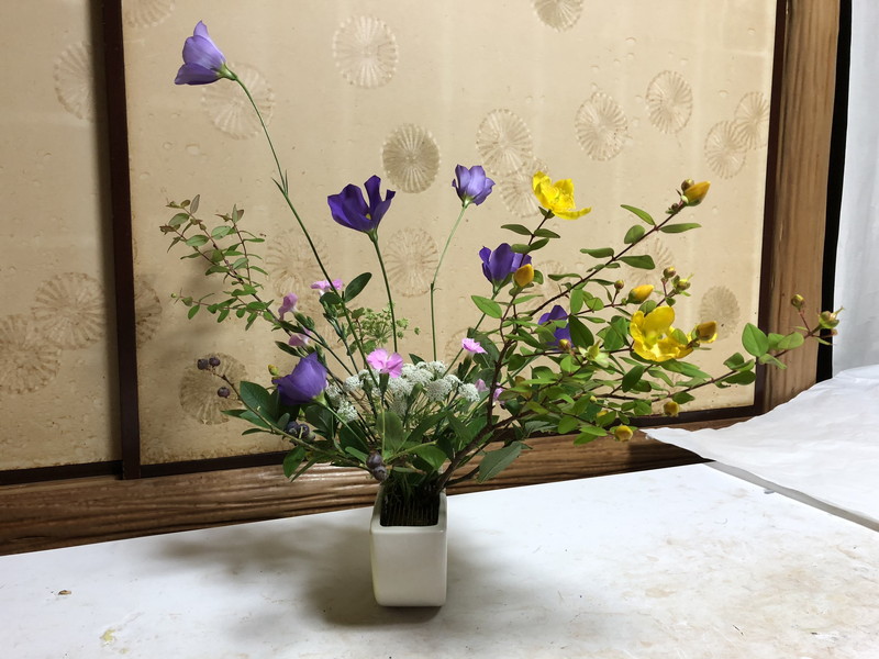 池坊の先生が生けたセンターピースの自由花のサイド