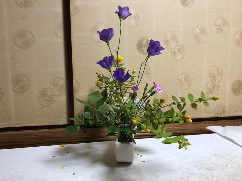 池坊をはじめて3年目の生徒が生けたセンターピースの自由花のサイドから見たところ