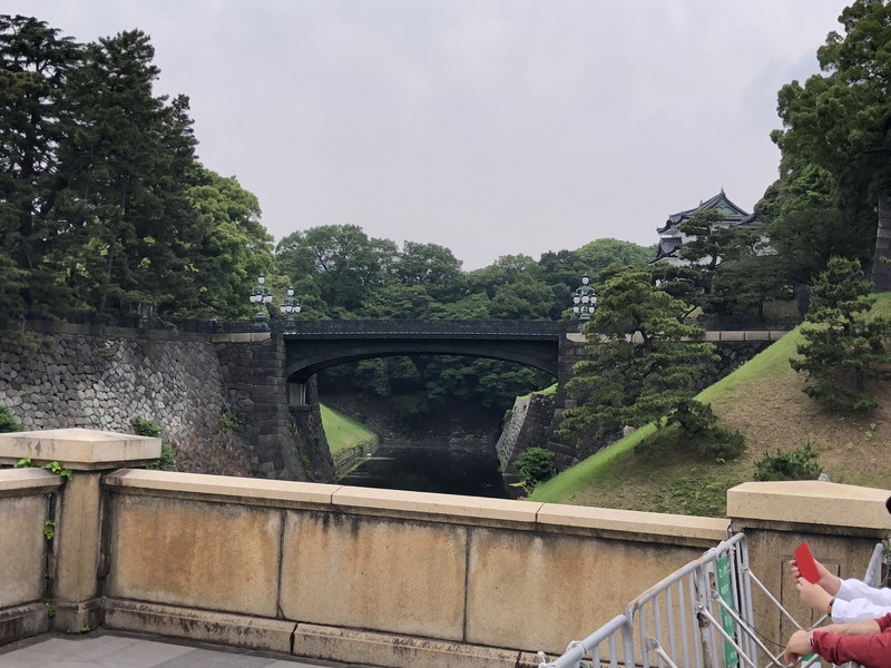 正門から横目に拝見できる二重橋