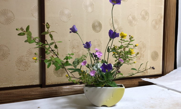 センターピースとしていけられた池坊目黒教室の先生の生け花