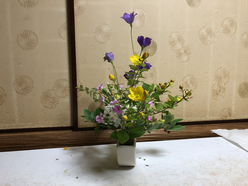 池坊をはじめて3年目の生徒のセンターピースの自由花