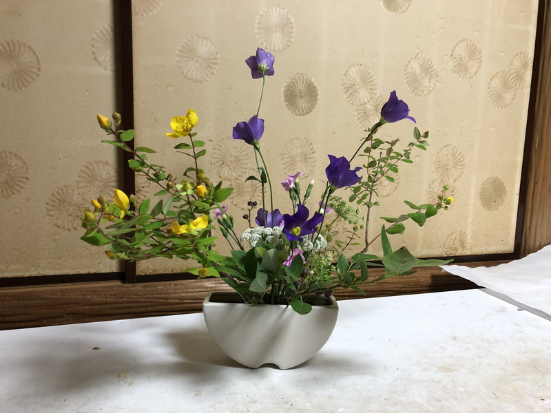 池坊の先生が生けられたセンターピースの自由花の裏