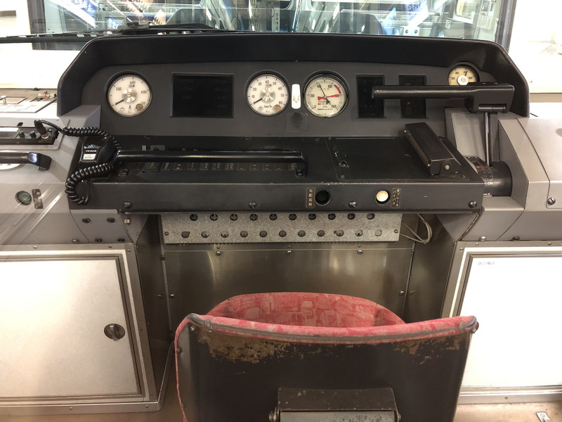 窓から見える旧江ノ島電鉄車両の運転席