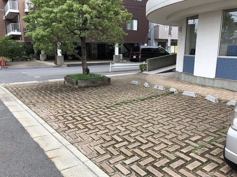 施工前の足立区中央本町耳鼻咽喉科の駐車場