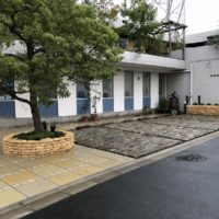 完成した足立区の中央本町耳鼻咽喉科の駐車場