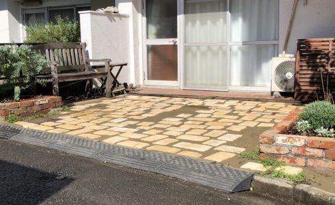 杉並区で施工したアンティークレンガの花壇と自然石の駐車場