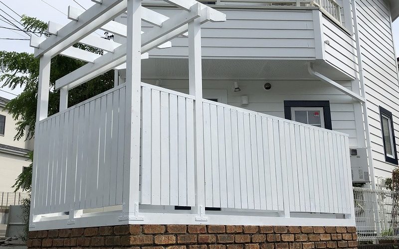 白色に塗装した横浜市のパーゴラとフェンスとウッドデッキの塗り直しメンテナンス