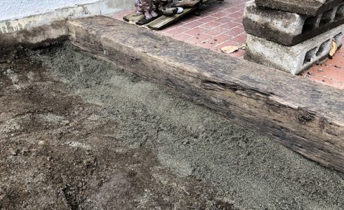 室内へ土が入ってくるのを止める土留めの枕木