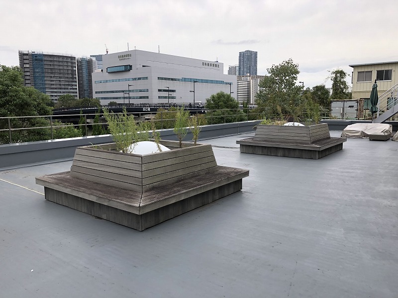 江東区の企業の屋上の緑化帯
