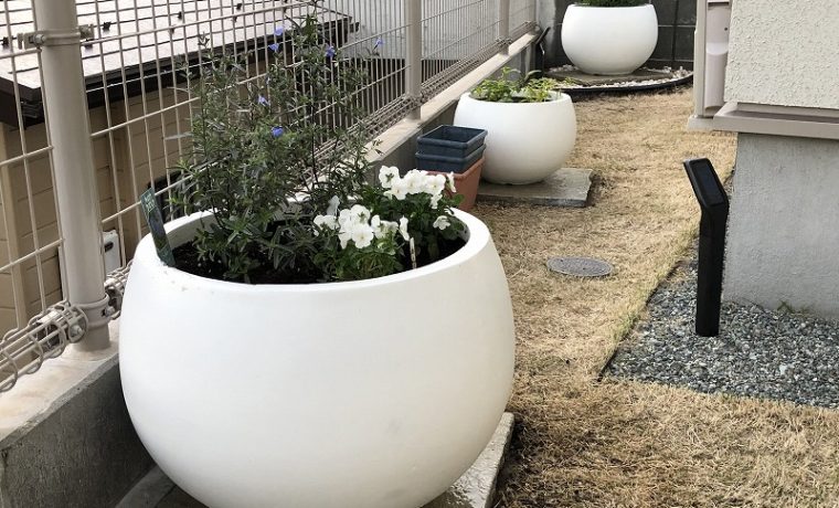 横浜市戸塚区で施工した白く丸いプランターが並ぶお庭