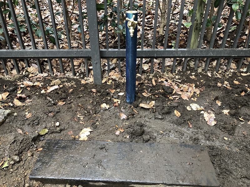 世田谷区のナチュラルガーデンの庭づくりで外水道の水栓柱を交換