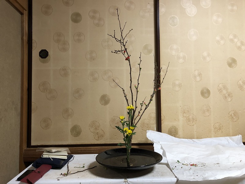 池坊目黒教室でいけたボケと小菊の生花