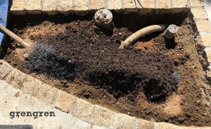腐葉土、赤玉、バーミキュライト、ピートモス、もみ殻燻炭をいれた目黒区の花壇