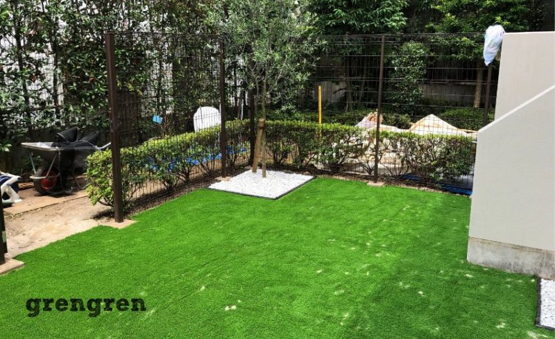 世田谷区の子供のための人工芝施工の完工したナチュラルガーデンの庭づくり