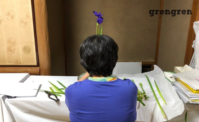 池坊目黒教室の先生に手直しされる初夏のカキツバタ