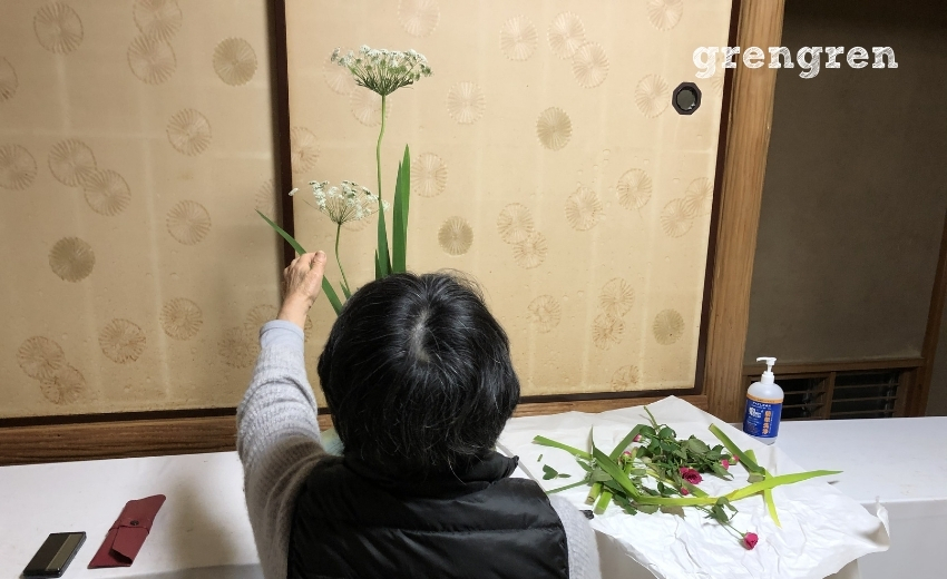 造園会社ぐりんぐりん横田の三種生けをお直ししてくださる池坊目黒教室の先生