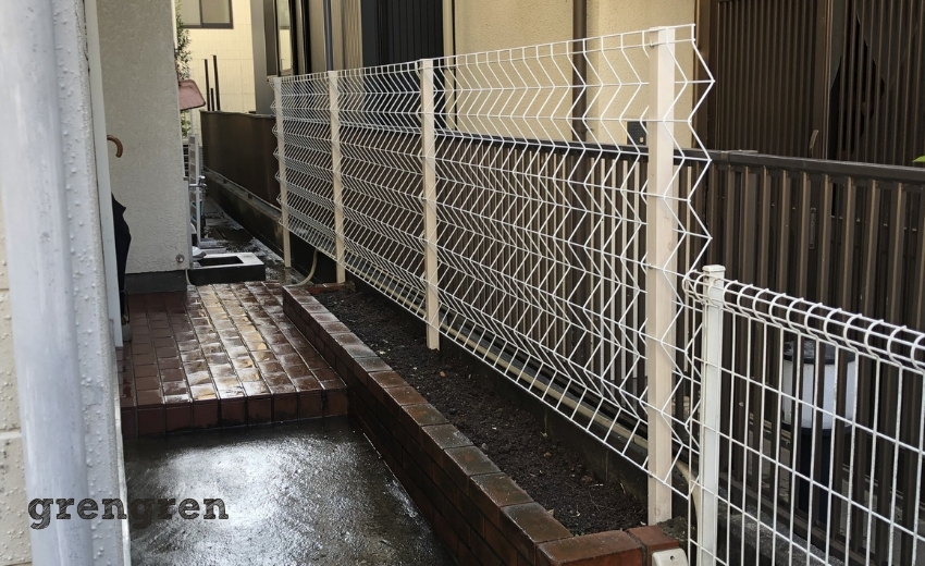誘引フェンスの設置が完了した世田谷区の個人邸花壇