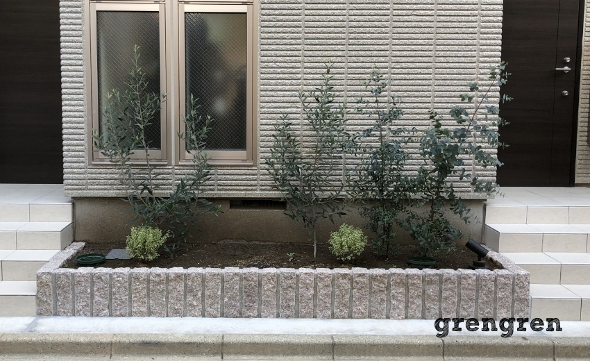 お好きな植物を植えられたアパートの花壇