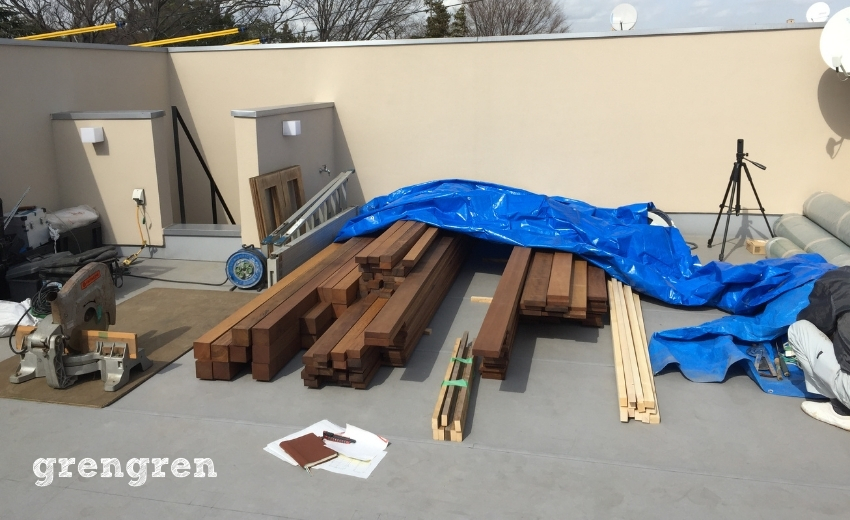 世田谷区の個人邸の屋上に搬入した材木