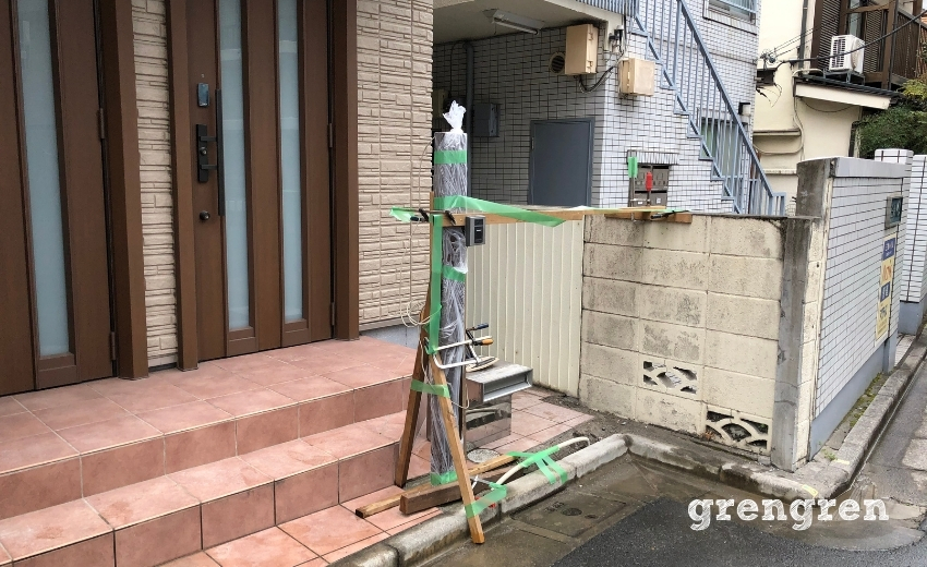 豊島区で施工している機能ポールの設置一日目の終わり