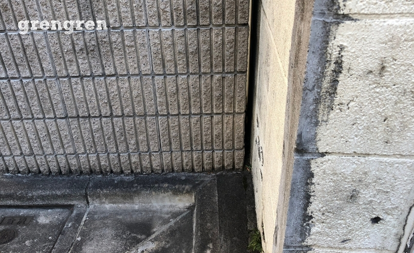お隣との隙間が少ししかない門柱の解体