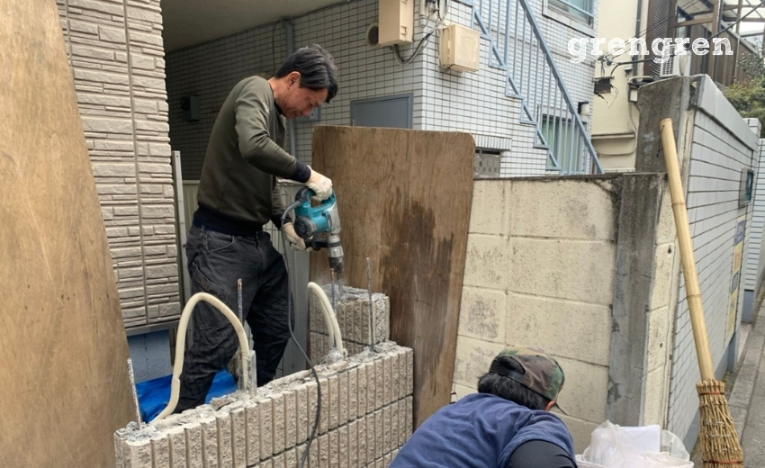 隣りの壁を壊さないように気を付けて解体作業