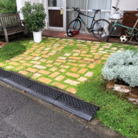 お庭と駐車場を兼ねた杉並区のナチュラルガーデンの庭づくり