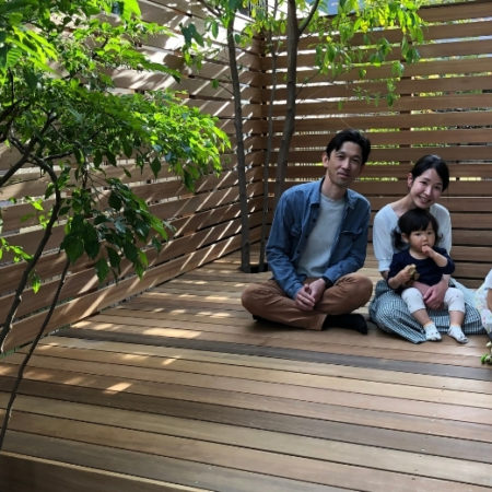 狛江市の幸せ家族のウッドデッキとウッドフェンスがあるお庭づくり
