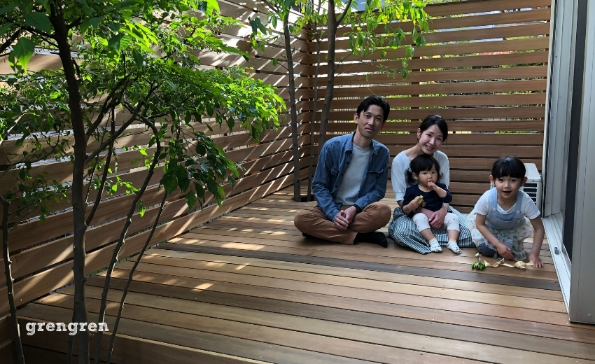 狛江市の幸せ家族のウッドデッキとウッドフェンスがあるお庭づくり