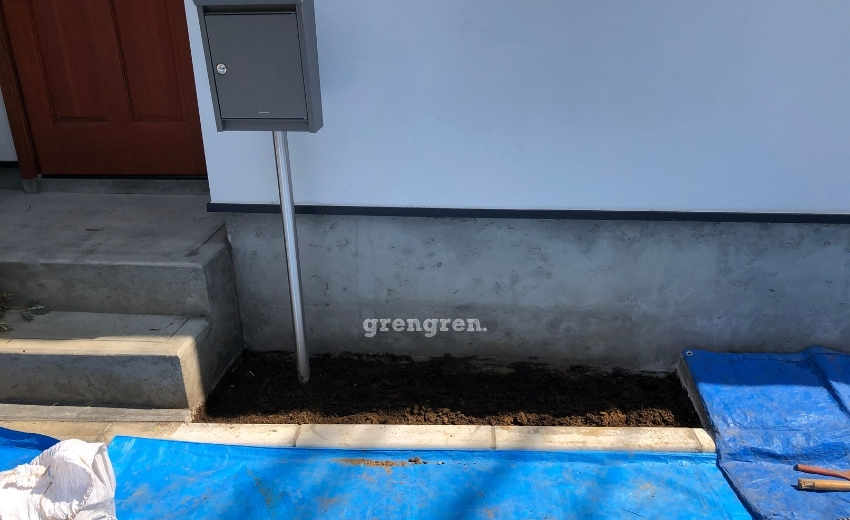 世田谷区の新築個人邸で小さな花壇の土を改良するためゴミを撤去