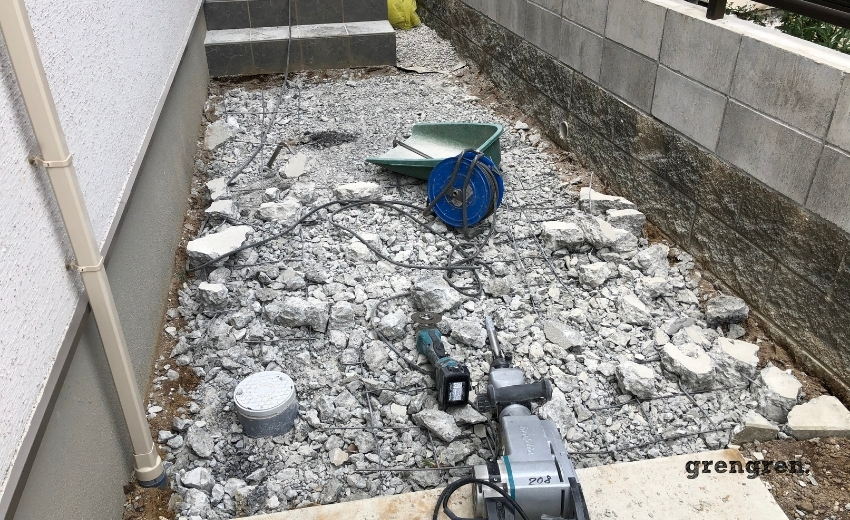 町田市の個人邸で施工中の玄関アプローチのコンクリートを壊す作業