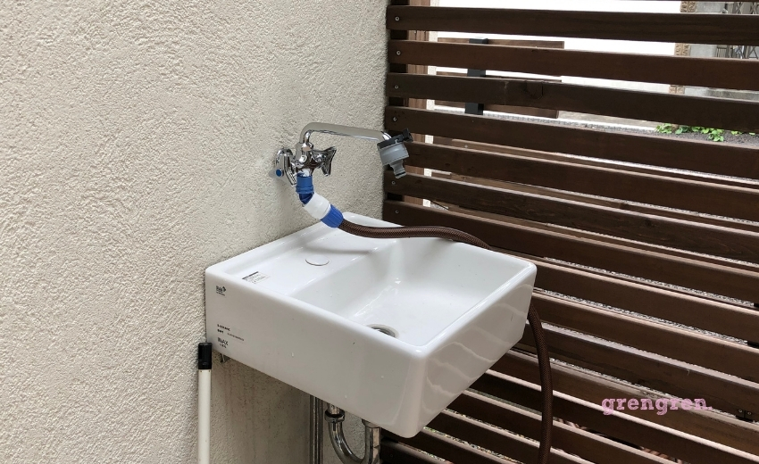 世田谷区の個人邸の中庭の水栓を二口蛇口に付け替える