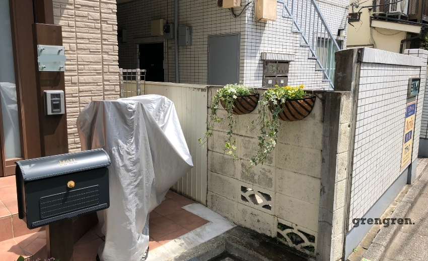 汚れたブロック塀をハンギングで植栽して隠した